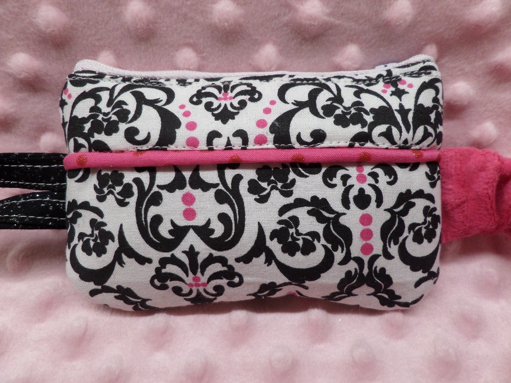 Stylish Insulin Pump Case in Damask & Hot Pink For Girls Stylish Insulin Pump Case in Damask & Hot Pink For Girls
