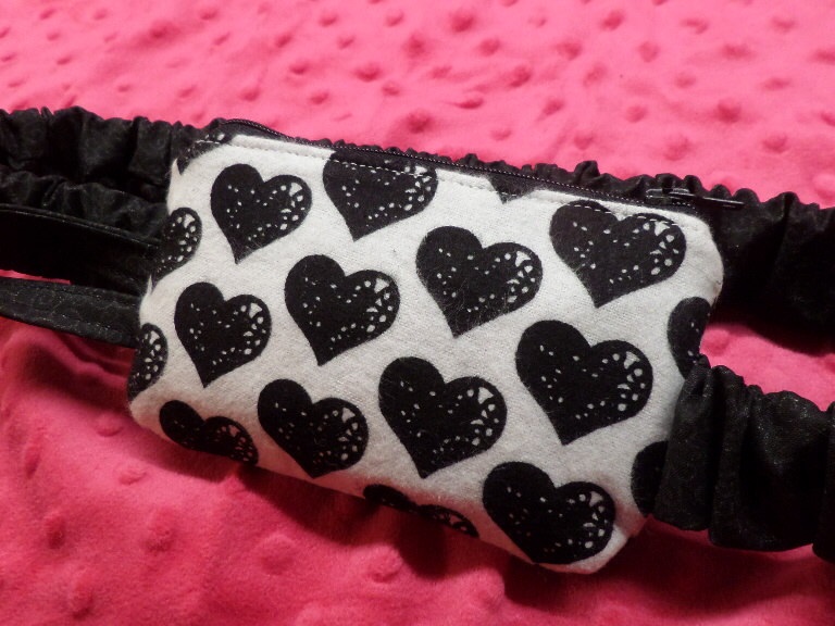 Black Hearts on White Insulin Pump Pouch Case in Flannel Black Hearts on White Insulin Pump Pouch Case in Flannel