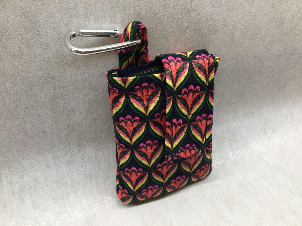 Scallop on Navy Vertical Insulin Pump Pouch Scallop on Navy Vertical Insulin Pump Pouch